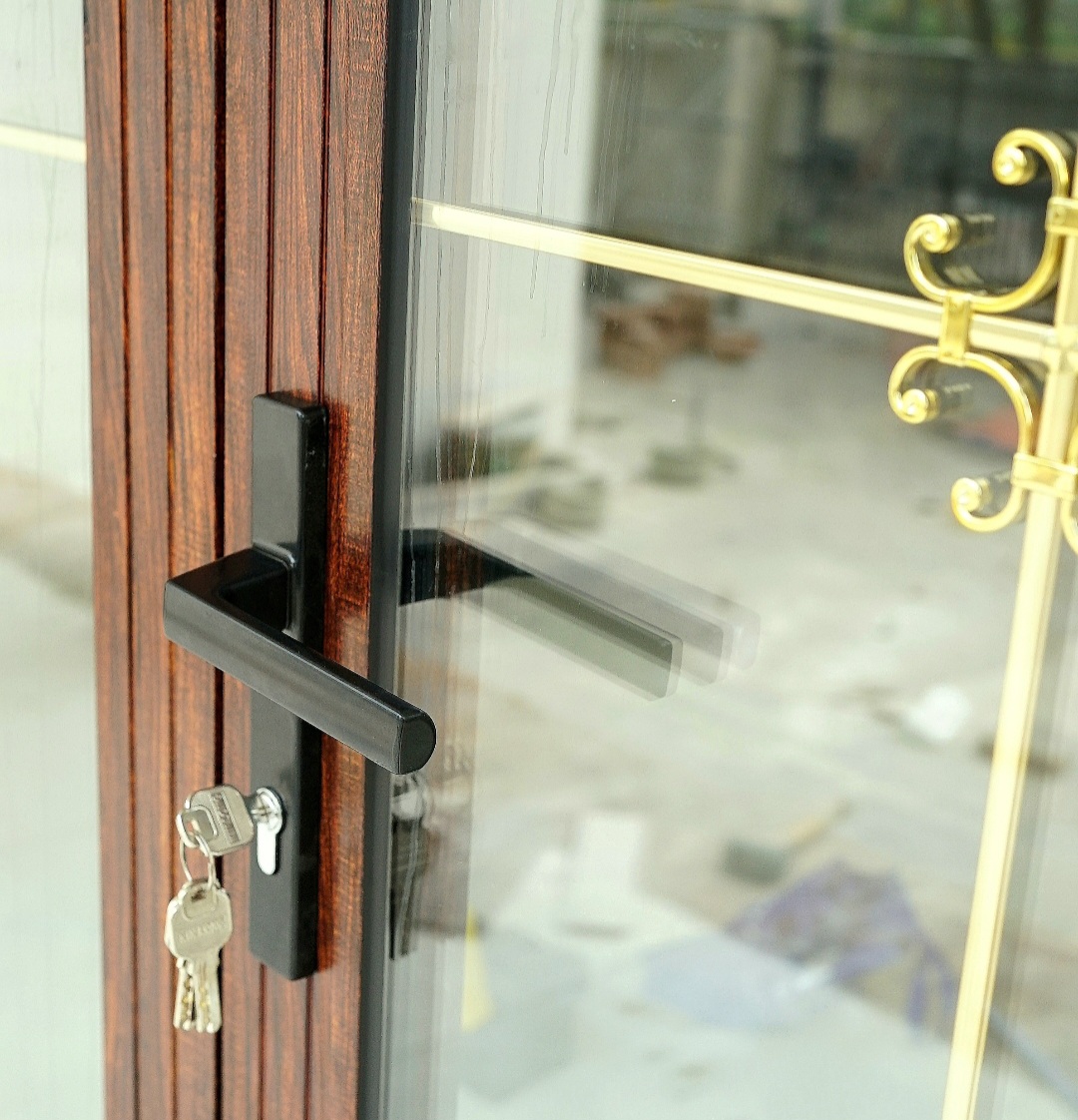 Sự Kết Hợp Giữa Cửa Nhôm Xingfa Cùng Với Kính Hộp Nan Trang Trí Và Khóa Kinlong Tạo Thành Bộ Ba Hoàn Hảo