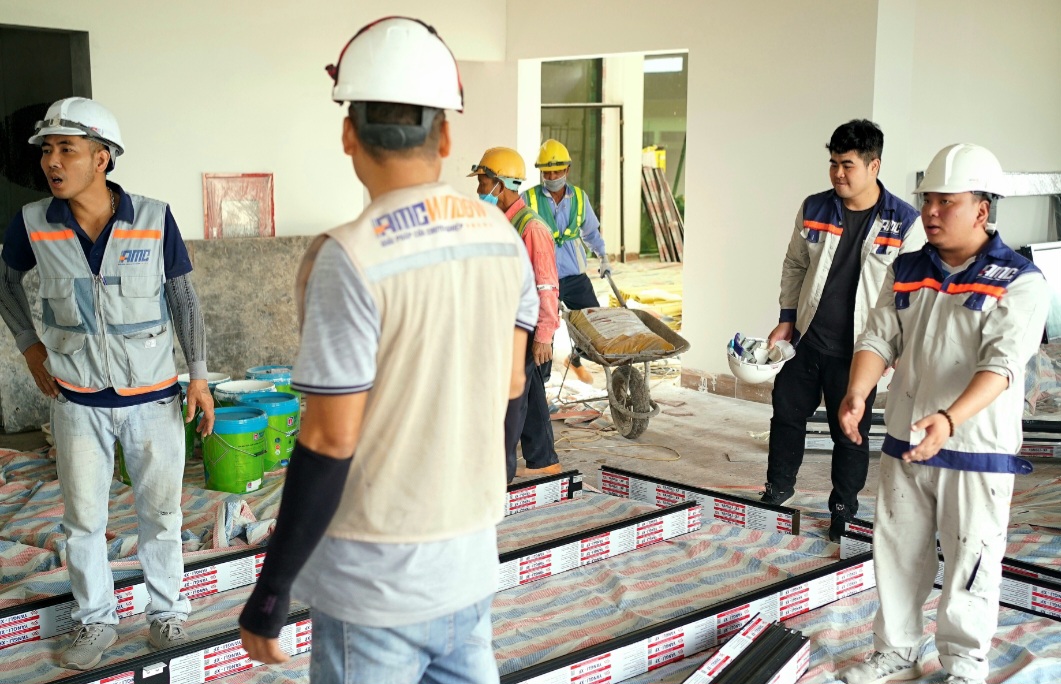 Triển khai lắp vách dựng với tinh thần cao độ Triển khai lắp vách dựng với tinh thần cao độ