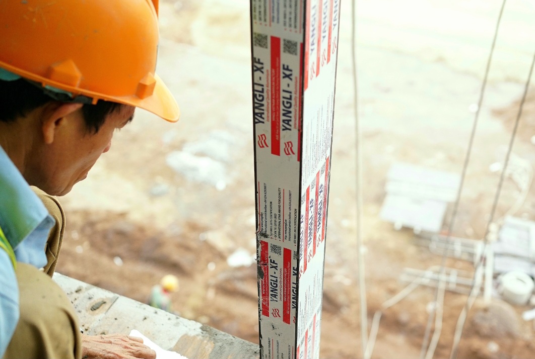 Anh em mải mê làm việc quên giờ ăn trưa Anh em mải mê làm việc quên giờ ăn trưa
