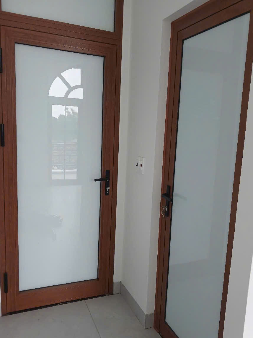 Cửa vân gỗ nhôm xingfa